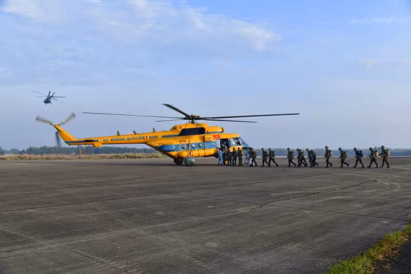 Les soldats embarquent à bord des hélicoptères Mi-8 et Mi-171.