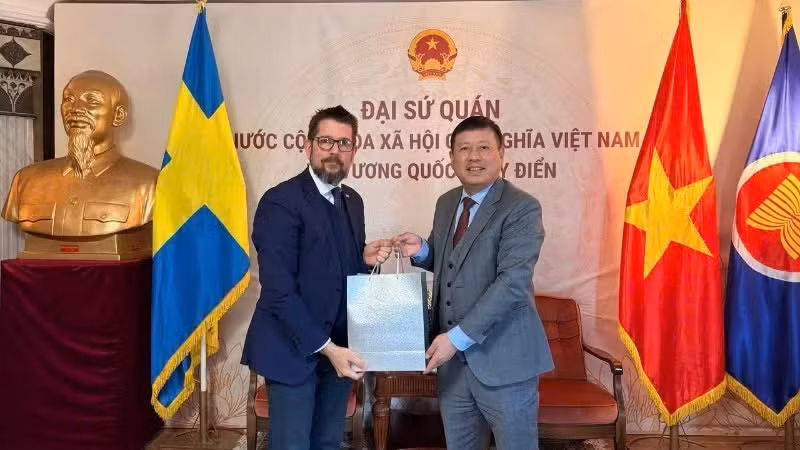 L’ambassadeur Tran Van Tuan reçoit l’ambassadeur de Cuba, Raúl Delgado Concepción, à l’occasion de sa prise de fonctions en Suède. (Photo fournie par l’Ambassade du Vietnam en Suède)