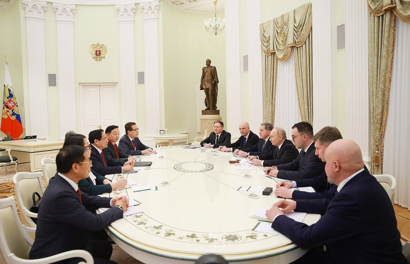 Le Premier ministre Pham Minh Chinh rencontre le président russe Vladimir Poutine. (Photo : Duong Giang/VNA)