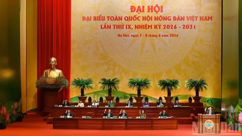 Le Présidium dirige le IXe Congrès national des délégués de l’Association des agriculteurs du Vietnam.