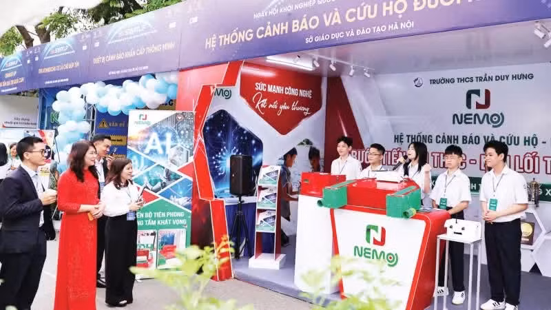  Des élèves du collège Tran Duy Hung (Hanoï) présentent leur projet entrepreneurial. (Photo : Thanh Tung)