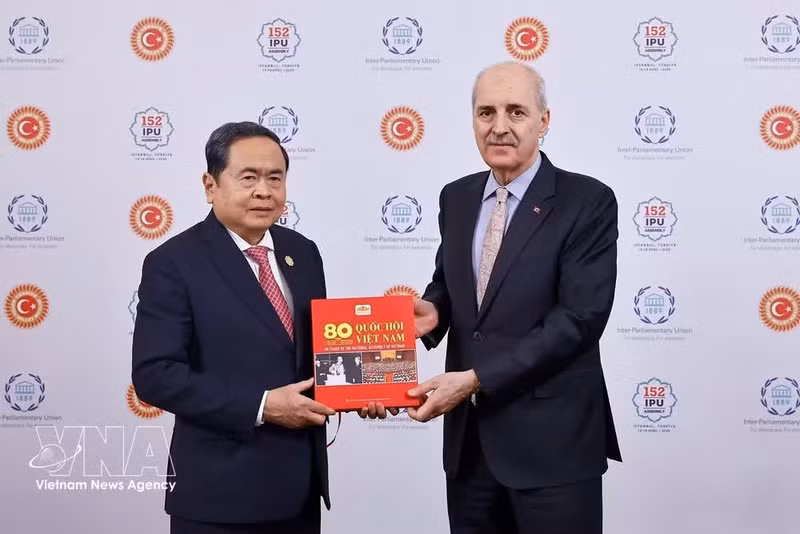 Le président de l'Assemblée nationale vietnamienne, Tran Thanh Man (à gauche), remet un livre sur les 80 ans de l'Assemblée nationale vietnamienne au président de la Grande Assemblée nationale de Turquie, Numan Kurtulmus, lors de leur rencontre à Istanbul le 17 avril. (Photo : VNA)