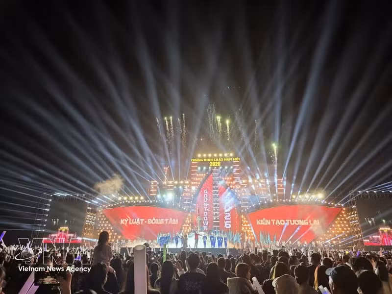 Le programme du Compte à rebours du Nouvel An 2026 à Quang Ninh attire de nombreux habitants et touristes. Photo : VNA