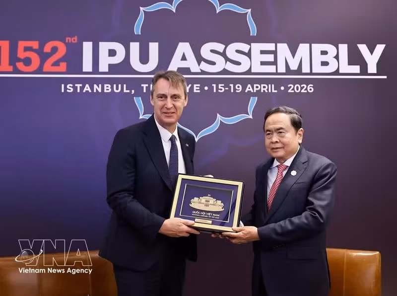 Le président de l'Assemblée nationale, Tran Thanh Man, remet un souvenir au président du Sénat belge, Vincent Blondel, lors de leur rencontre à Istanbul, en Turquie, le 17 avril. (Photo : VNA)