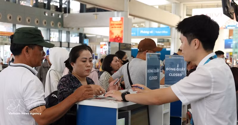 Des passagers à l'aéroport international de Nôi Bai, à Hanoi. Photo: VNA 