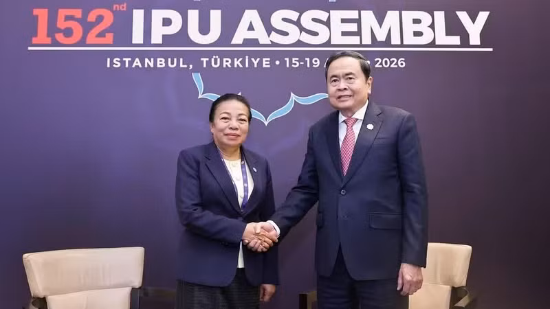 Le président de l'AN Tran Thanh Man reçoit la vice-présidente de l'AN du Laos en Turquie