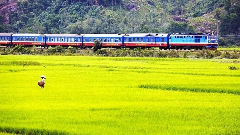 L'Express de la Réunification emmène les passagers à travers les grandes villes et la campagne paisibles Photo : Lonely Planet. 