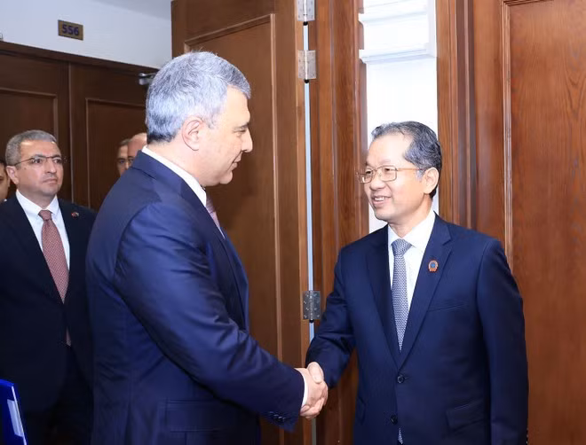 Le président de la Cour populaire suprême du Vietnam, Nguyen Van Quang (à droite) et le président de la Cour suprême d'Azerbaïdjan, Inam Imdad Karimov, qui est aussi le président du Conseil judiciaire. Photo : VNA,