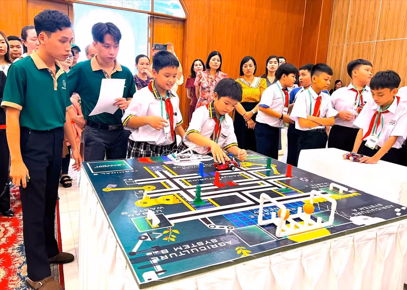 Des élèves à Cân Tho participent à des concours de programmation robotique entièrement en anglais. 