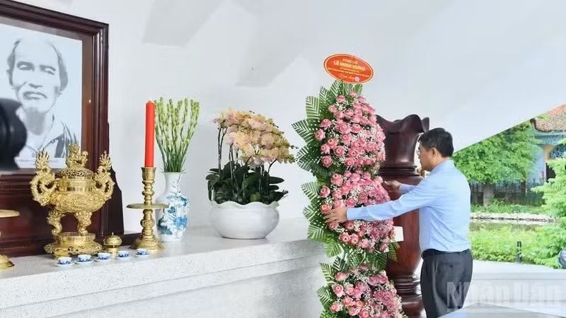 Le Premier ministre Le Minh Hung rend un hommage solennel au père du Président Hô Chi Minh à Dong Thap. (Photo : Thanh Giang)