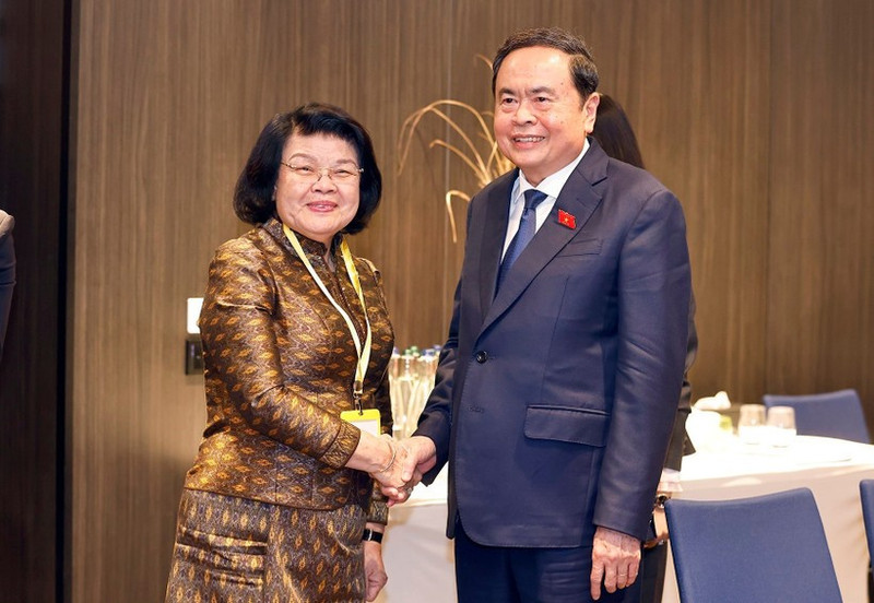 Le président de l’Assemblée nationale du Vietnam Tran Thanh Man rencontre à Genève son homologue cambodgienne, Khuon Sudary. Photo : VNA. 