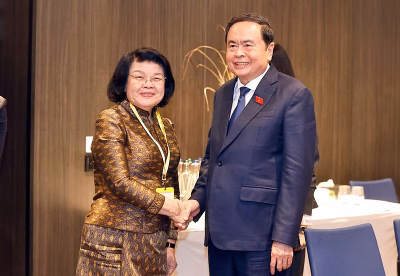 Le président de l’Assemblée nationale du Vietnam Tran Thanh Man rencontre à Genève son homologue cambodgienne, Khuon Sudary. Photo : VNA. 