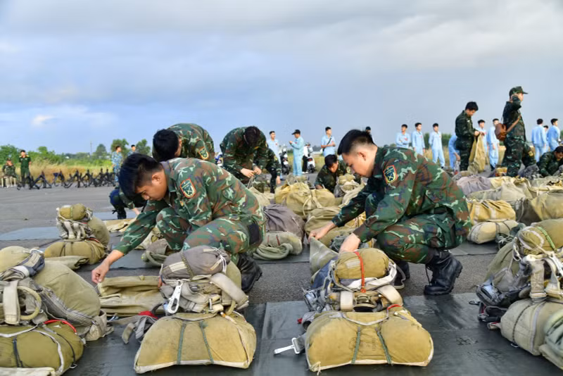 Vérification des parachutes avant les exercices.