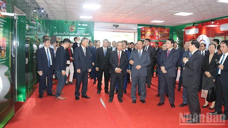 Le ministre de la Sécurité publique Luong Tam Quang et son homologue lao Vilay Lakhamphong, accompagnés des autres délégués, visitent le Centre de données d’identification des citoyens du Laos. Photo : HAI TIEN.