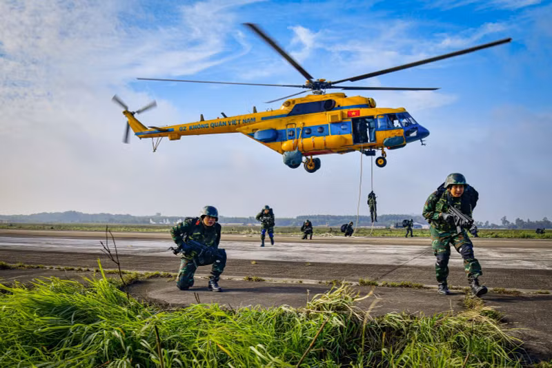 Les soldats poursuivent les exercices de déploiement aéroporté.