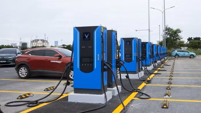 Une borne de recharge pour véhicules électriques de V-Green vient d’être inaugurée au parking Minh Khai, rue Cau Dien, à Hanoï. Photo : NGUYEN NGHIA.