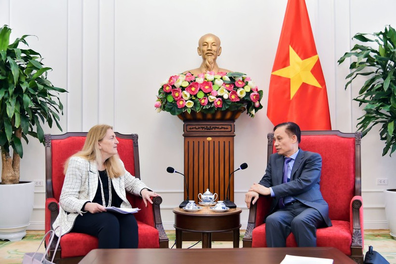 Le ministre des Affaires étrangères (AE), Le Hoai Trung (droite) et Helene Budliger Artieda, secrétaire d’État suisse à l’économie, à la formation et à la recherche de la Suisse. Photo: Ministère vietnamien des Affaires étrangères 