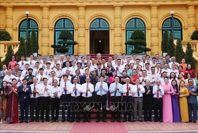 Le président de la République, Luong Cuong, et les artisans participant à la rencontre. Photo : VNA. 