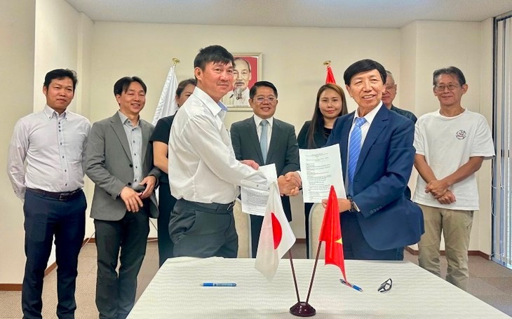 Les représentants de l’Association pour la promotion de la coopération économique Vietnam–Japon (VJECPA, à gauche) et de l’Union financière des zones industrielles du Vietnam échangent le protocole d’accord de coopération. Photo : VOV