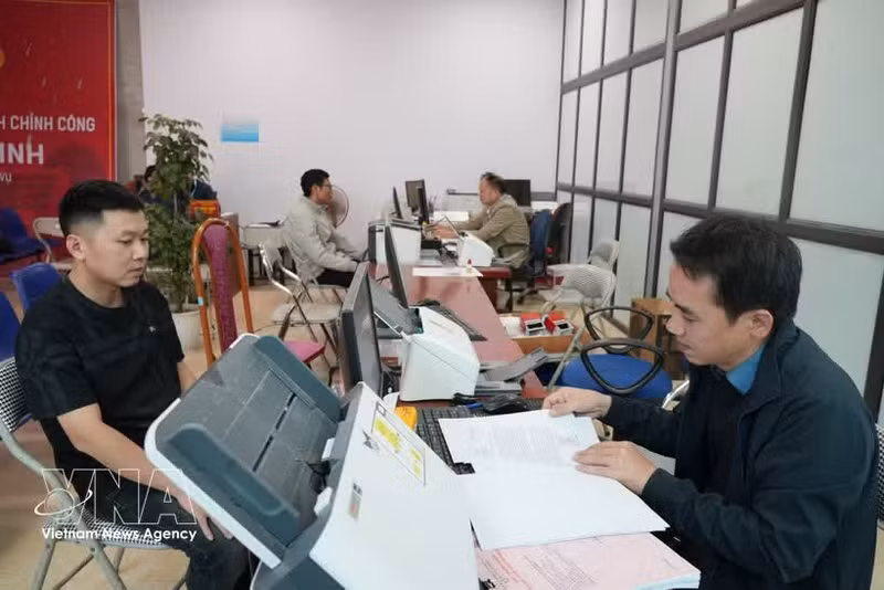 Des fonctionnaires de la commune de Tan Minh (Hai Phong) traitent les dossiers administratifs des résidents. Photo : VNA. 