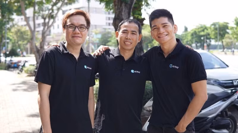 L’équipe dirigeante de la start-up AI Hay (de gauche à droite) : Tran Duc, PDG ; Nguyen Chuong, directeur technique ; et Nguyen Hiep, directeur des opérations. 