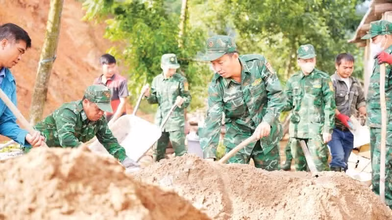 Des cadres et soldats du poste de garde-frontière de Bảo Lâm construisent des maisons pour les habitants des zones frontalières.