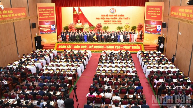 Le Comité du Parti de la ville de Dà Nang pour le mandat 2025-2030 fait ses débuts lors du premier Congrès du Parti de la ville. Photo : VNA. 