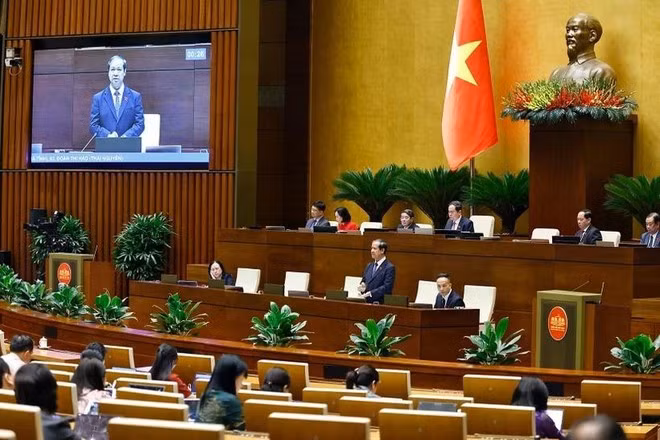 Le ministre de l’Éducation et de la Formation, Nguyen Kim Son, lors de la séance de questions-réponses. Photo : VNA.