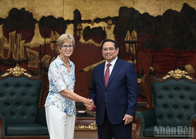 Le Premier ministre Pham Minh Chinh et Christine Todd Whitman, cheffe de la délégation de la Fondation Eisenhower des États-Unis. Photo : Tran Hai.