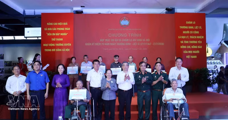 Nguyen Phuoc Loc (quatrième à droite), secrétaire adjoint du Comité du Parti de la ville et président du Comité du Front de la Patrie du Vietnam de Hô Chi Minh-Ville, remet des véhicules et des moyens de subsistance à des familles bénéficiant de politiques préférentielles. Photo : VNA. 