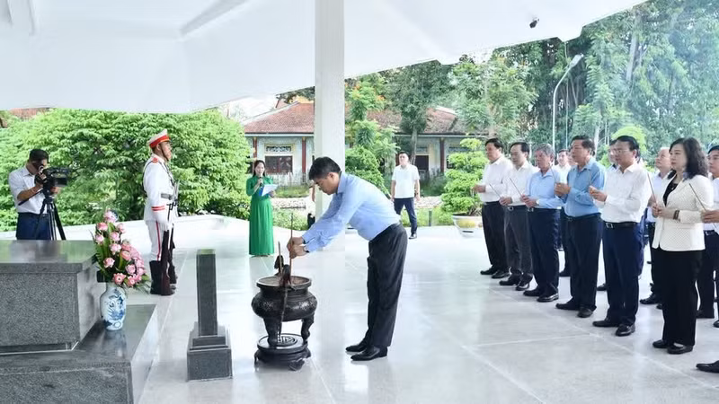 Le Premier ministre Le Minh Hung rend un hommage solennel en offrant de l’encens devant le tombeau de Nguyen Sinh Sac. (Photo : Thanh Giang)