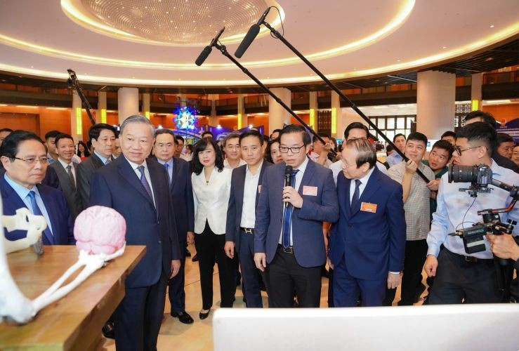Le secrétaire général du Parti communiste du Vietnam, To Lam, visite le stand du système de santé Vinmec lors de l’exposition.