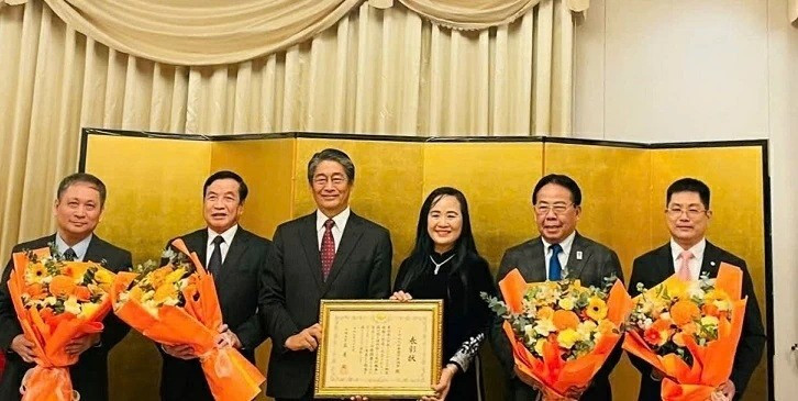 L’ambassadeur du Japon au Vietnam, Ito Naoki, remet le diplôme d’honneur du ministre japonais des Affaires étrangères à la VAJA. 