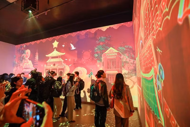 L’exposition s’appuie sur des solutions de projection numérique, d’éclairage, d’interactivité et de technologies multimédias. Photo : VNA. 