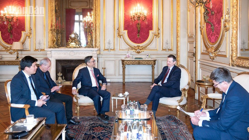 Le préfet des Bouches-du-Rhône, Jacques Witkowski, reçoit l'ambassadeur du Vietnam en visite de travail dans la région. Photo: NDEL