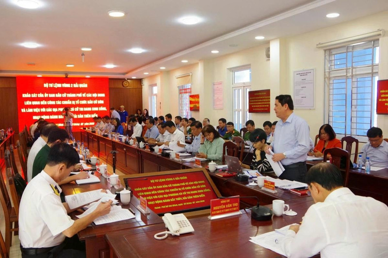 La délégation de travail en réunion avec la Zone navale 2 et les autorités locales.