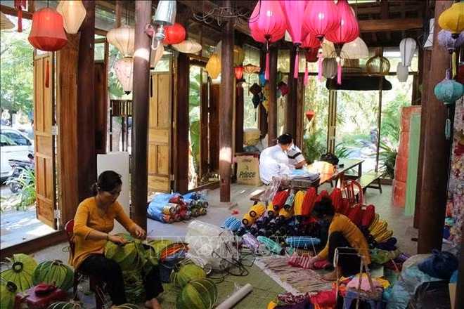 Production de lanternes dans la vieille ville de Hoi An. Photo : VNA.