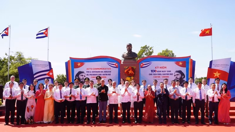 Les délégués posent devant le monument dédié à Fidel Castro, dans le parc éponyme, quartier de Dong Ha, province de Quang Tri. Photo : NDEL.