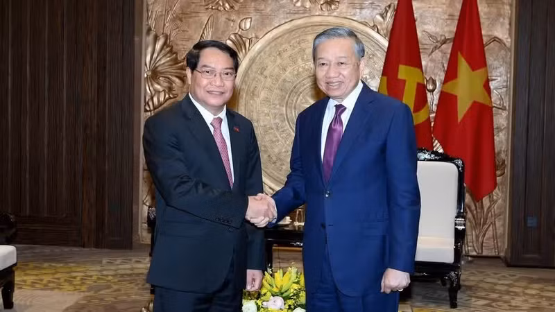Le secrétaire général du Parti communiste du Vietnam (PCV) et président de la République, To Lam (droite), reçoit Athsaphangthong Siphandone, secrétaire du Comité municipal du PPRL et président du Conseil populaire de Vientiane, en visite de travail au Vietnam. Photo: NDEL 