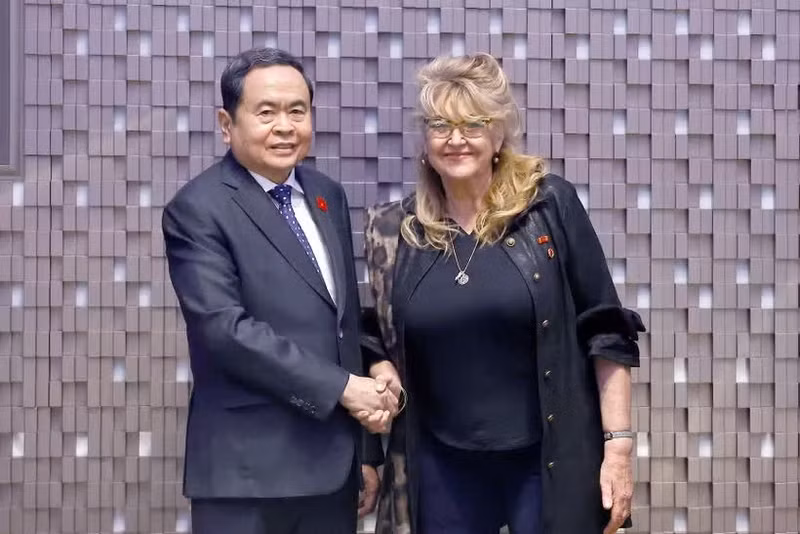 Le président de l’Assemblée nationale (AN), Tran Thanh Man (à gauche), reçoit la consule honoraire du Vietnam à Turin, Sandra Scagliotti. 