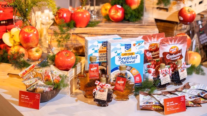 Les produits emblématiques du Canada ont été présentés lors de l’événement. Photo : Ambassade du Canada au Vietnam.