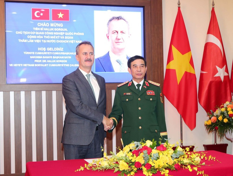 Le ministre de la Défense, Phan Van Giang (à droite), et Haluk Gorgun, président de la Presidency of Defence Industries. Photo : VNA. 