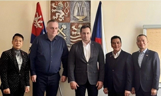 Pham Gia Hau, vice-président de l’Union des associations vietnamiennes en République tchèque et président de l’Association vietnamienne de la culture et des arts en République tchèque (à l’extrême gauche), aux côtés des dirigeants de la province de Karlovy Vary et des représentants de la ville de Karlovy Vary. Photo : baoquocte.