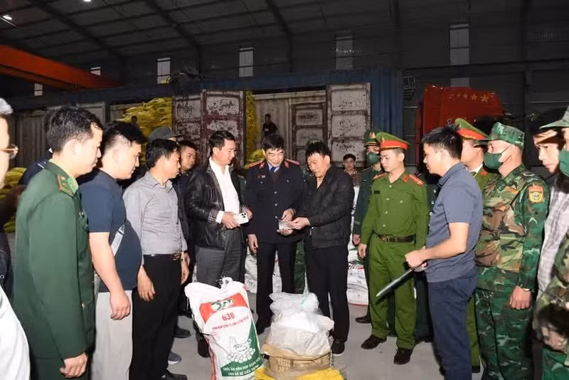 L'opération « 135VL » abouti à seize arrestations et à la saisie de plus de 50 tonnes de caféine. Photo : vtv.vn 