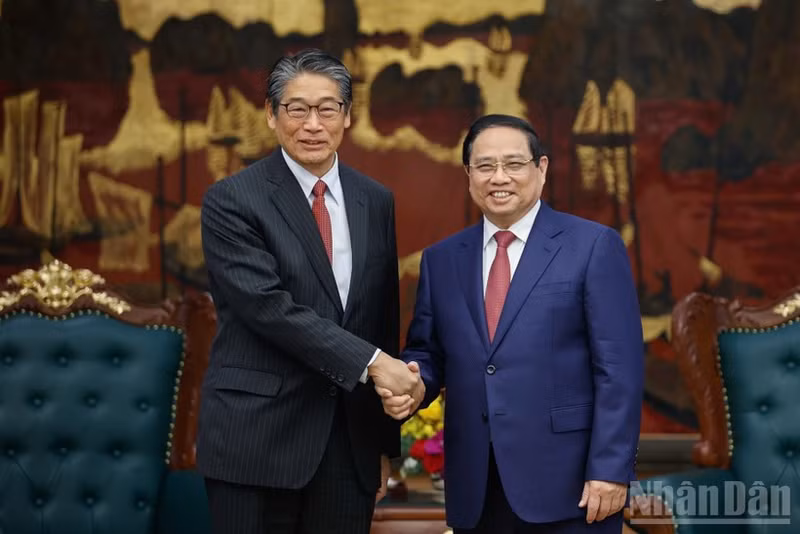 Le Premier ministre Pham Minh Chinh (à droite) et l’ambassadeur du Japon au Vietnam, Ito Naoki. Photo: NDEL 