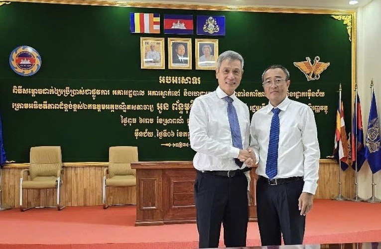 L’ambassadeur du Vietnam au Cambodge, Nguyen Minh Vu (à gauche), aux côtés du gouverneur de la province de Prey Veng, Suon Somalin. (Photo : Ambassade du Vietnam au Cambodge) 