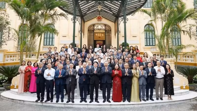 Le secrétaire général du Parti et président de la République, To Lam, a rencontré les responsables et le personnel de la Présidence. Photo : VNA.
