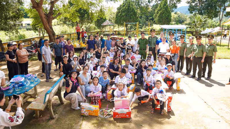 Des ouvrages, des bourses et de nombreux cadeaux ont été remis aux enfants des écoles locales.