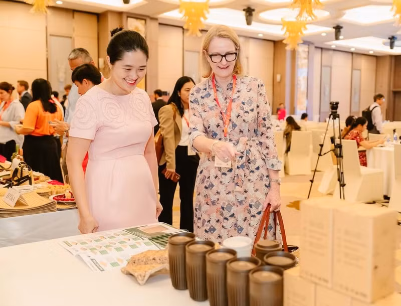 Mme Sarah Hooper, consule générale d’Australie à Hô Chi Minh-Ville, visite un stand lors de l’événement de présentation des modèles de partenariat pour l’adaptation au changement climatique. Photo : nguoidothi