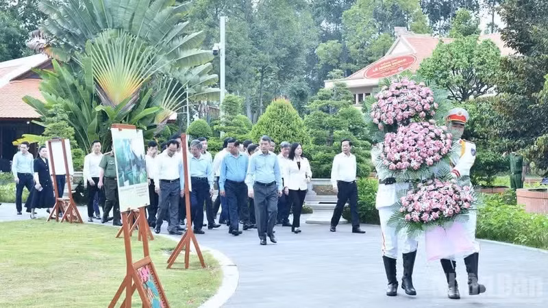 Le Premier ministre Le Minh Hung et la délégation officielle se rendent au tombeau de Nguyen Sinh Sac pour déposer des fleurs et offrir de l’encens. (Photo : Thanh Giang)